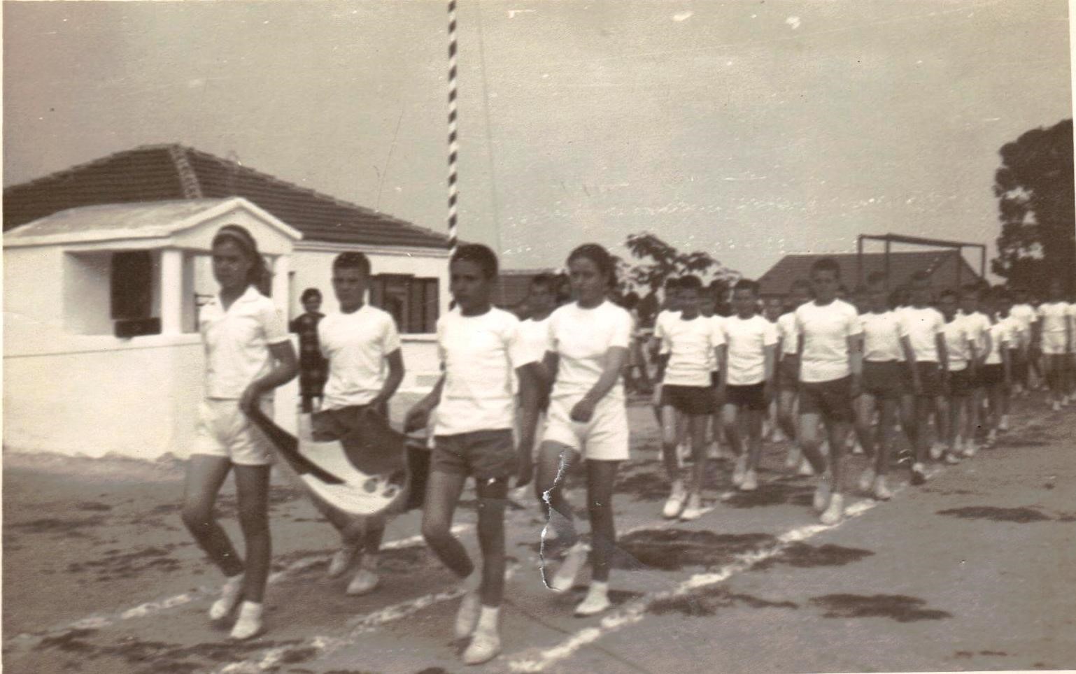 1966 Το πρώτο εκκλησάκι των Τριών Ιεραρχών στην αυλή του Σχολείου